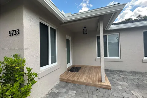 5733 NW 100th Ct, Doral FL 33178