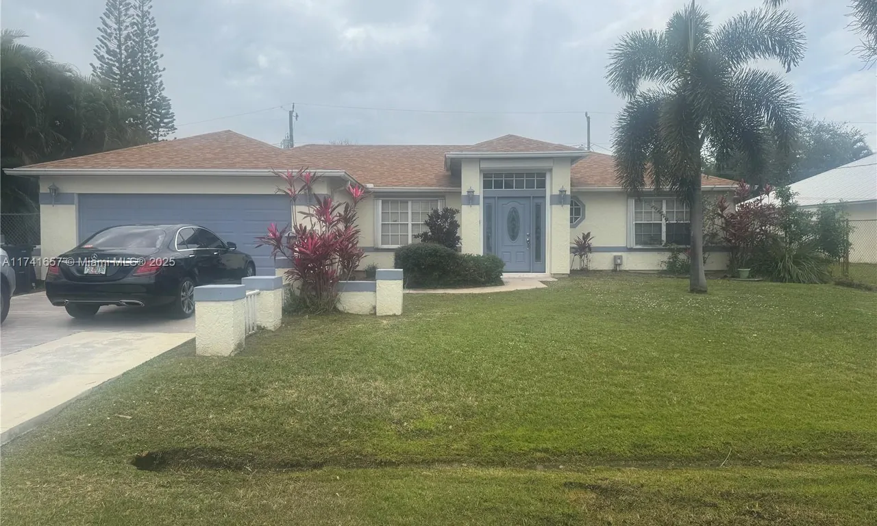 1931 SE Gaskins Cir, Port St. Lucie FL 34952