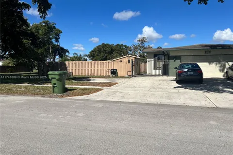 8431 NW 19th St, Pembroke Pines FL 33024