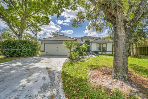 7102 NW 45th Ave, Coconut Creek FL 33073