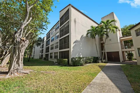 2302 S Cypress Bend Dr # 210, Pompano Beach FL 33069