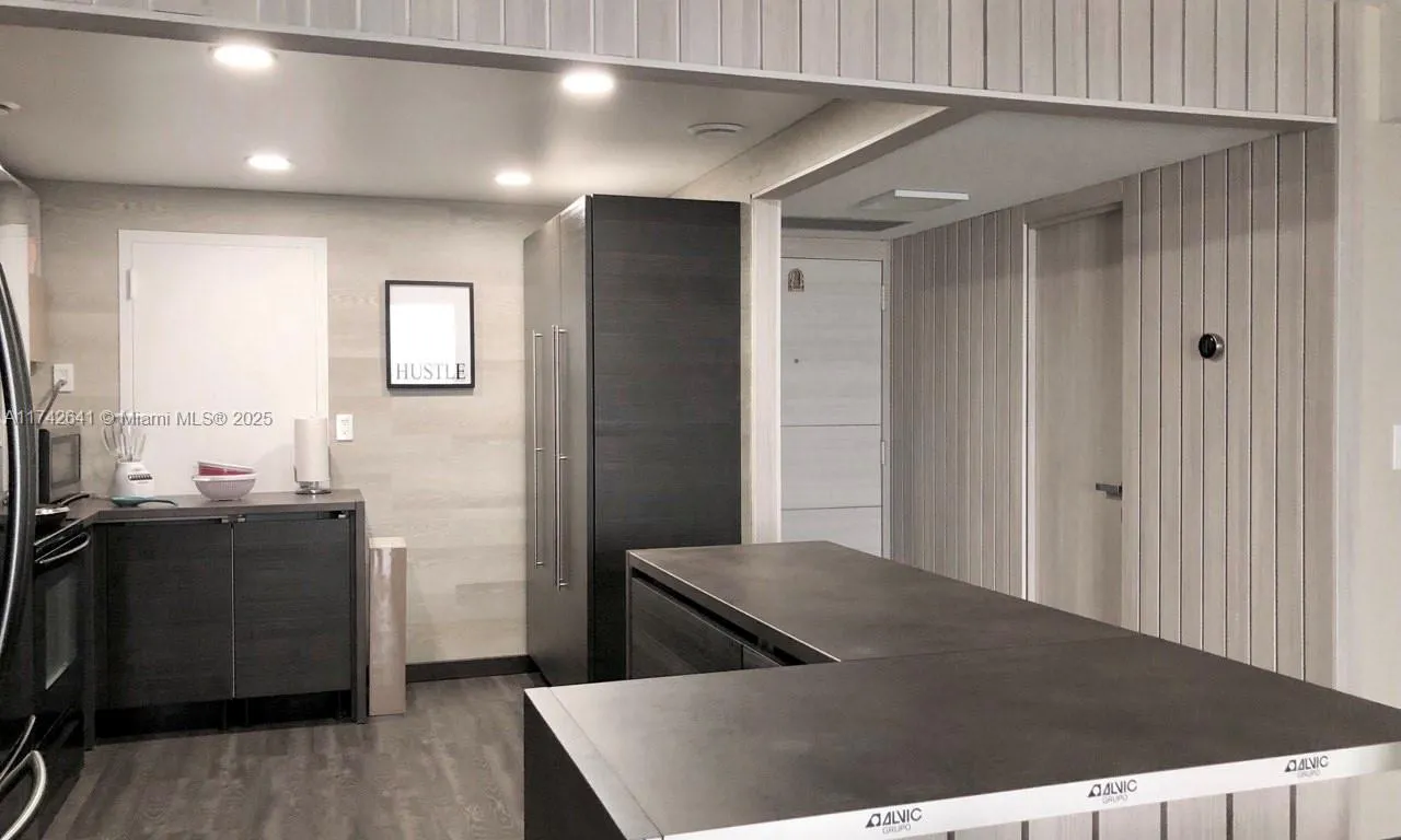 427 Golden Isles Dr # 15J, Hallandale Beach FL 33009