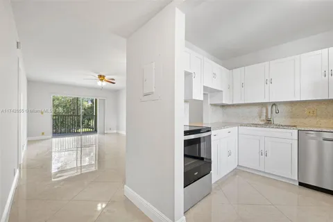 130 Lake Meryl Dr # 228, West Palm Beach FL 33411