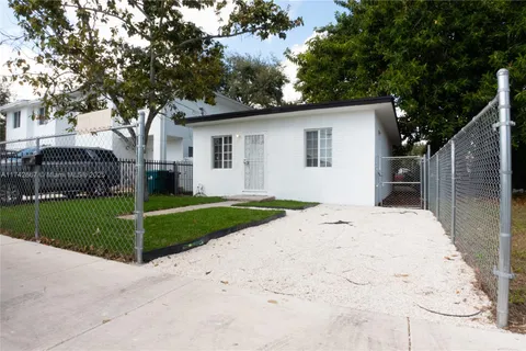 3061 NW 44th St, Miami FL 33142