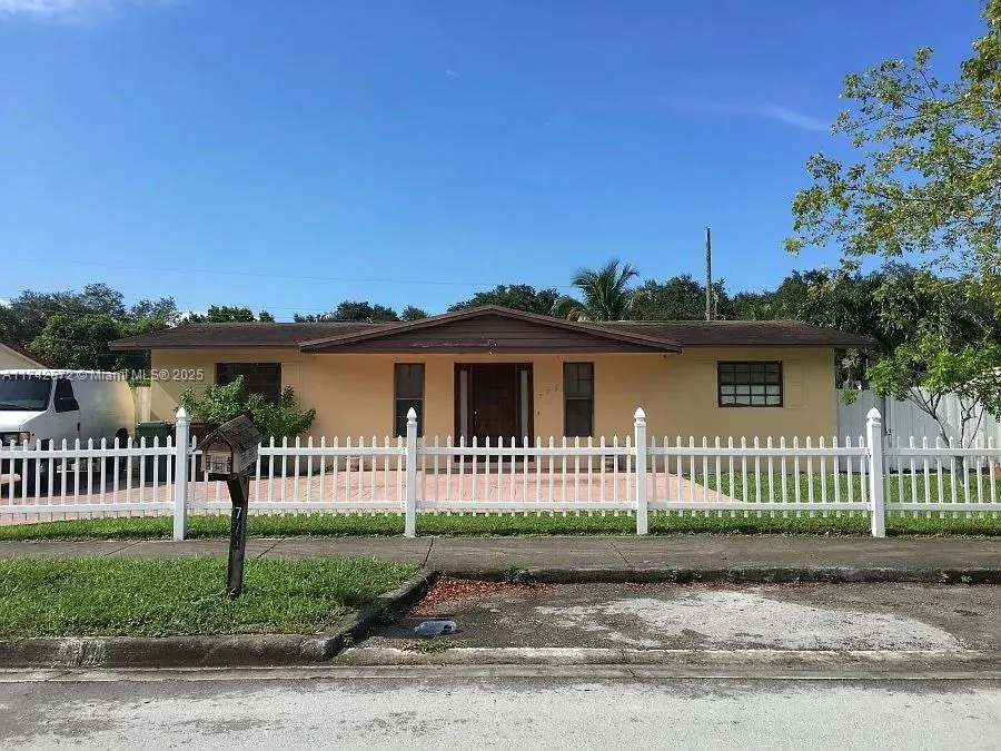 775 W 74th Pl, Hialeah FL 33014