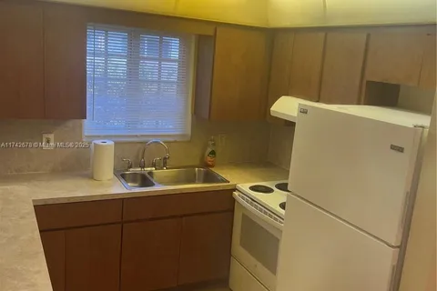 216 SW 10th St # 2, Hallandale Beach FL 33009