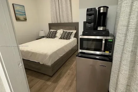 749 SE 17th St # 1, Homestead FL 33034