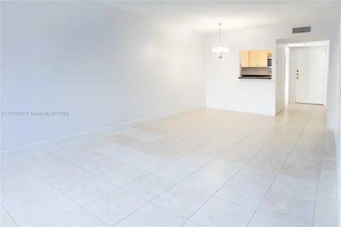 301 Racquet Club Rd # 307, Weston FL 33326