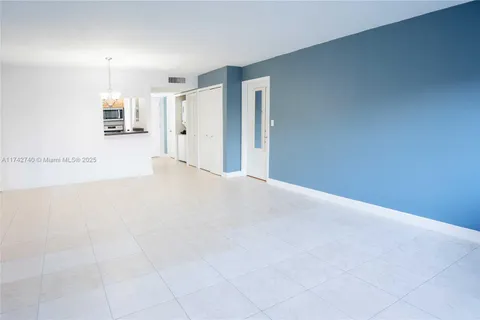 301 Racquet Club Rd # 307, Weston FL 33326