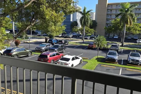 1301 NE 7th St # 207, Hallandale Beach FL 33009