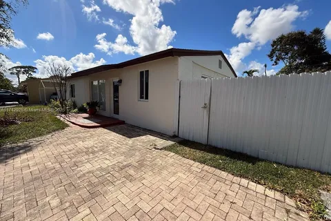 2271 SW 42nd Way, Fort Lauderdale FL 33317