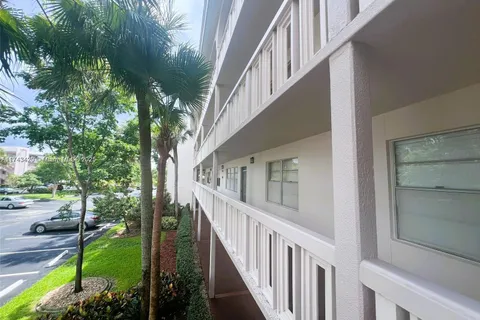 2002 Granada # J3, Coconut Creek FL 33066