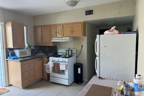 655 NE 135th St, North Miami FL 33161