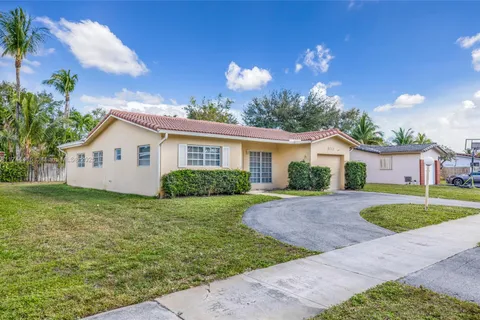 5141 Sarazen Dr, Hollywood FL 33021