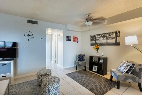 7620 Carlyle Ave # 404, Miami Beach FL 33141