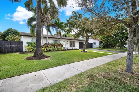 9312 SW 182nd St, Palmetto Bay FL 33157