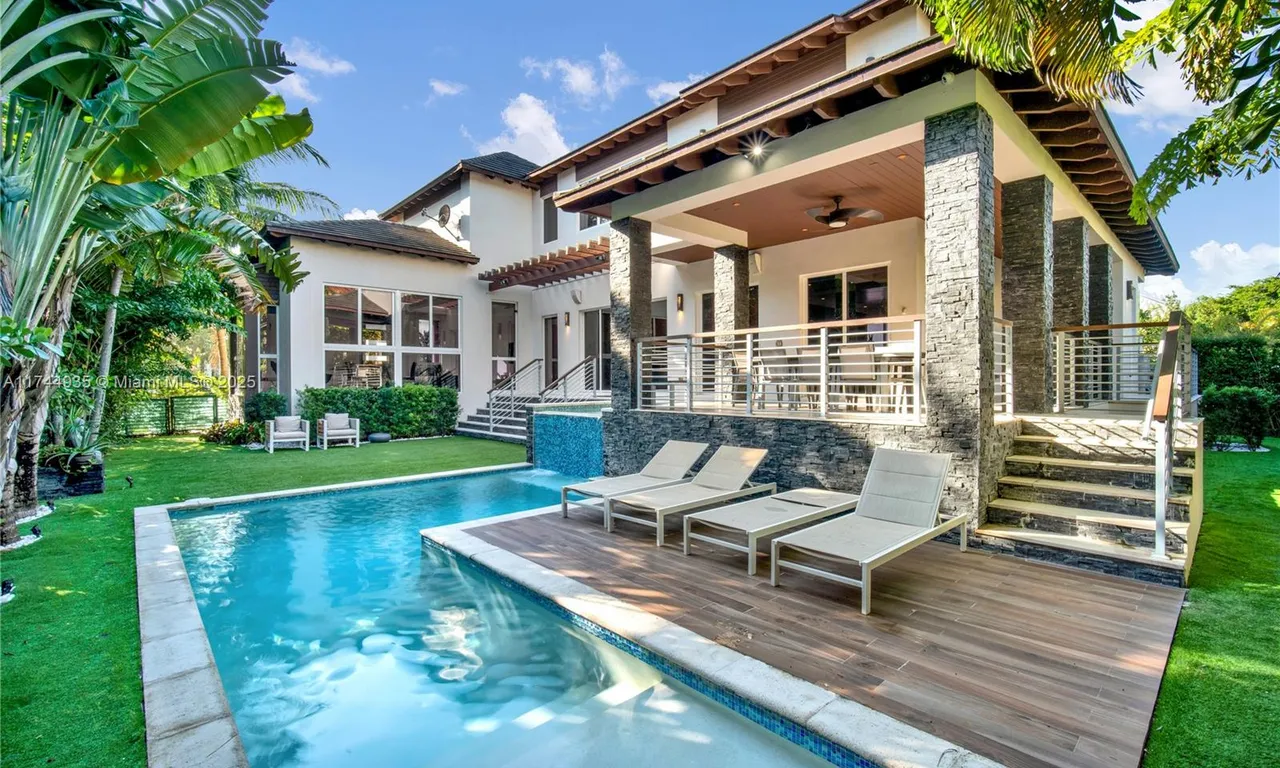 573 Warren Ln, Key Biscayne FL 33149