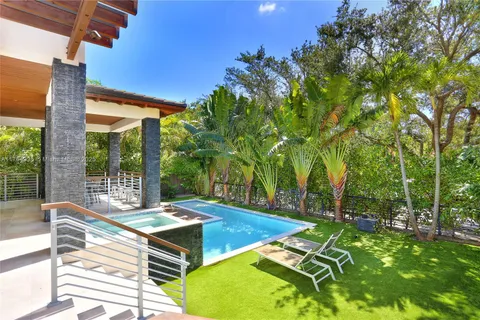 573 Warren Ln, Key Biscayne FL 33149