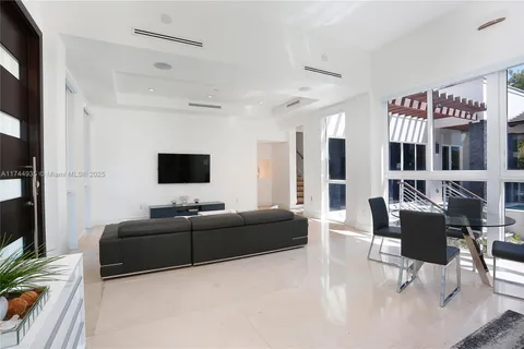 573 Warren Ln, Key Biscayne FL 33149
