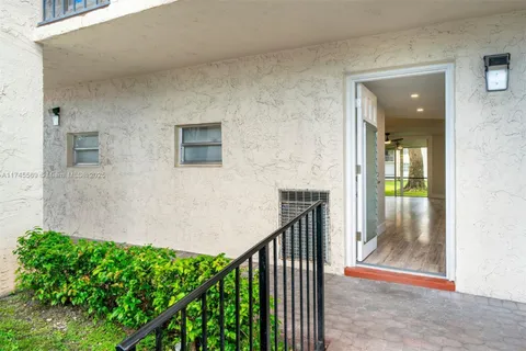 8901 S Hollybrook Blvd APT 109, Pembroke Pines FL 33025