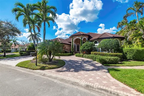 560 W Enclave Cir W, Pembroke Pines FL 33027