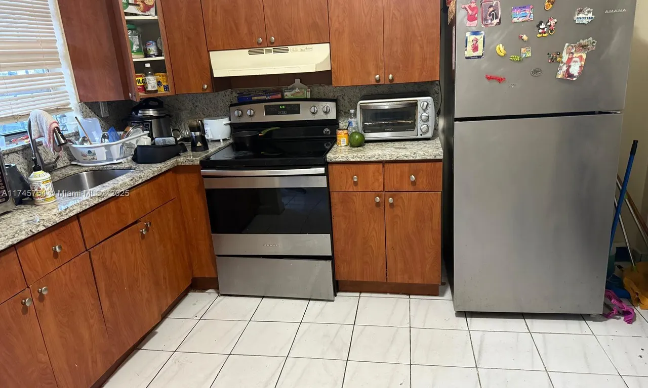 1000 W 28th St # 15, Hialeah FL 33010