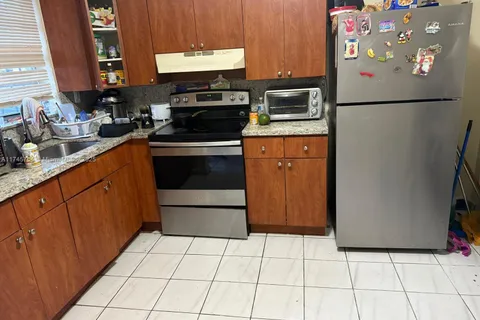 1000 W 28th St # 15, Hialeah FL 33010