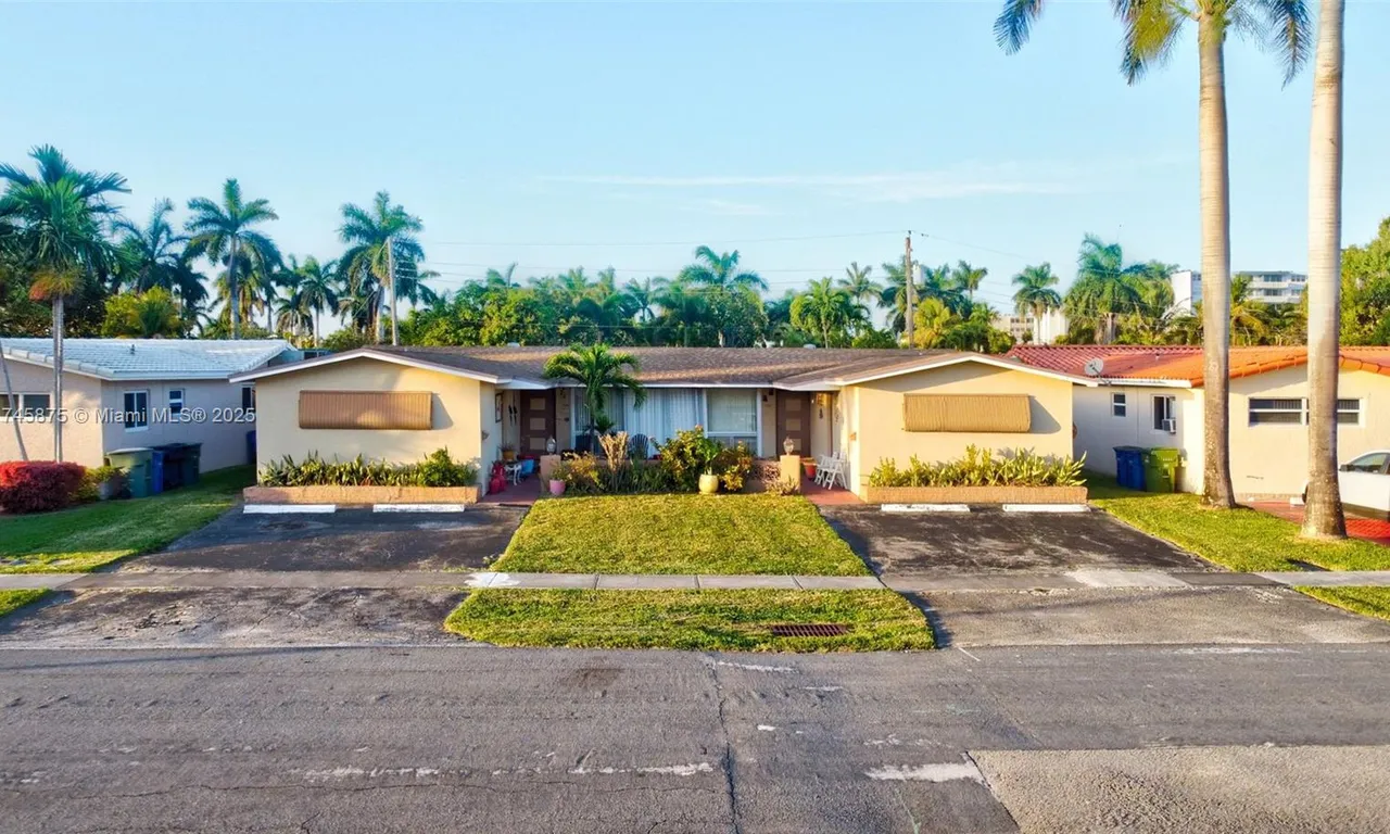 1105 NE 2nd Ct, Hallandale Beach FL 33009