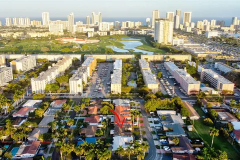 1105 NE 2nd Ct, Hallandale Beach FL 33009