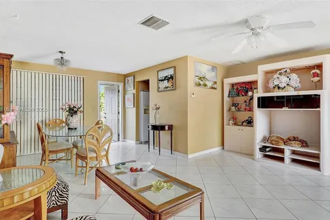 1105 NE 2nd Ct, Hallandale Beach FL 33009