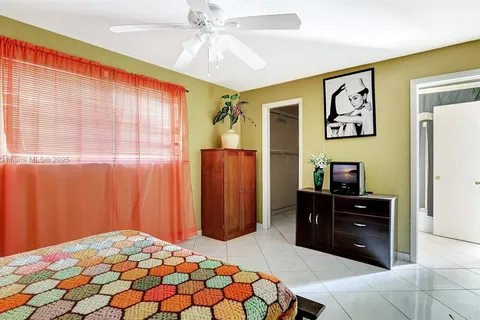 1105 NE 2nd Ct, Hallandale Beach FL 33009