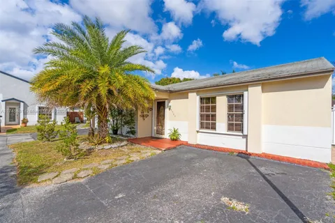 19783 NW 64th Pl, Hialeah FL 33015