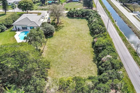 28 SW Street, Davie FL 33330