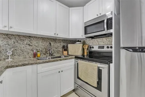 17560 Atlantic Blvd # 103, Sunny Isles Beach FL 33160