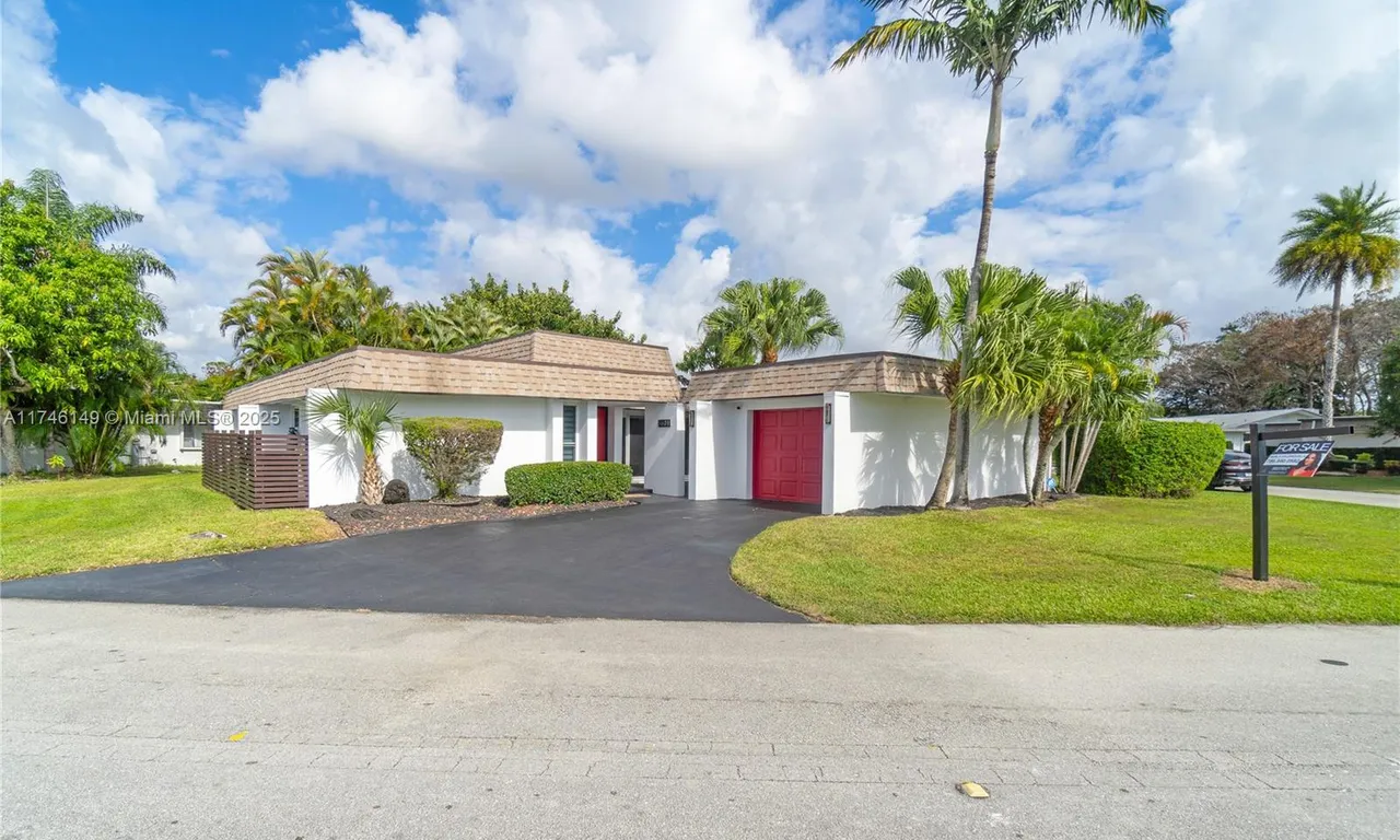 5601 White Cedar Ln, Tamarac FL 33319