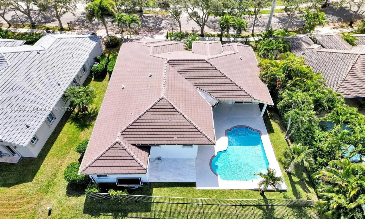 3807 Oak Ridge Cir, Weston FL 33331