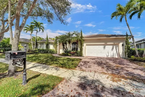 3807 Oak Ridge Cir, Weston FL 33331