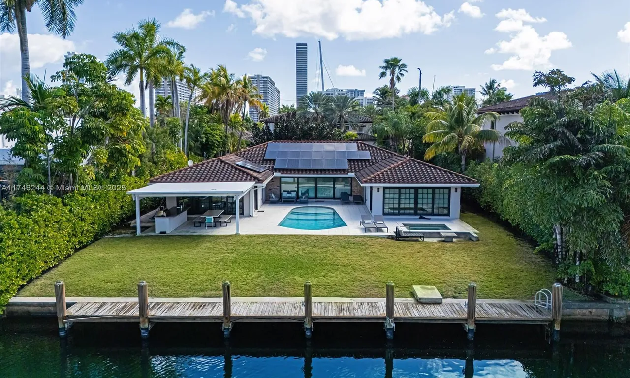 524 Oleander Dr, Hallandale Beach FL 33009