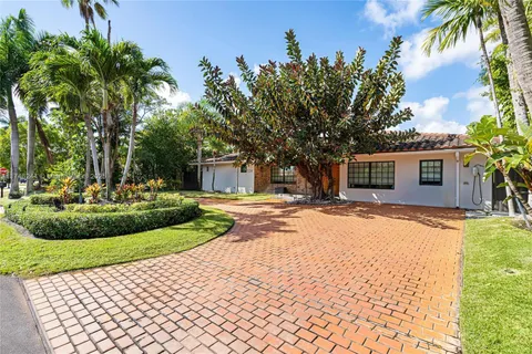 524 Oleander Dr, Hallandale Beach FL 33009