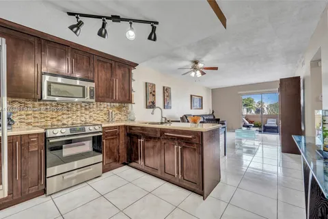 685 Miller Dr # E203, Miami Springs FL 33166