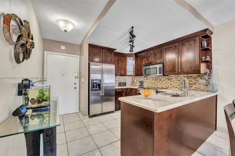 685 Miller Dr # E203, Miami Springs FL 33166