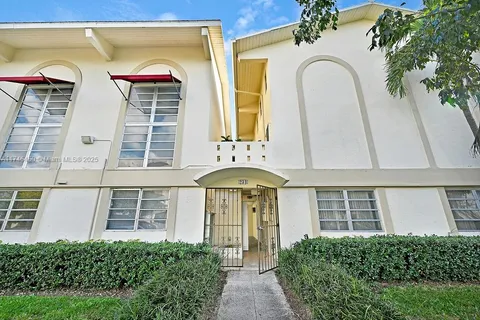 234 Antiquera Ave # 15, Coral Gables FL 33134