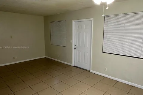 214 SE 8th St # 5, Hallandale Beach FL 33009