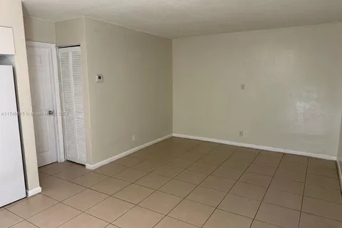 214 SE 8th St # 5, Hallandale Beach FL 33009