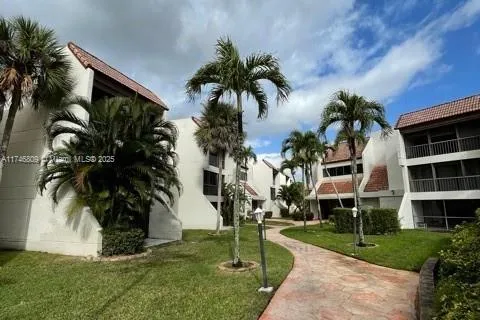 303 Racquet Club Rd # 305, Weston FL 33326