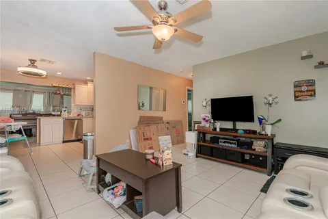 2713 NW 53rd St, Tamarac FL 33309