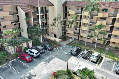 3955 N Nob Hill Rd # 305, Sunrise FL 33351