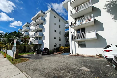 1801 S Treasure Dr # 306, North Bay Village FL 33141