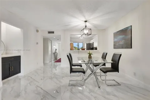 398 Lakeview Dr # 203, Weston FL 33326