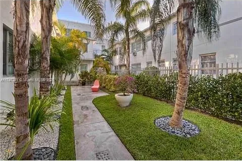 930 10th St # 8, Miami Beach FL 33139